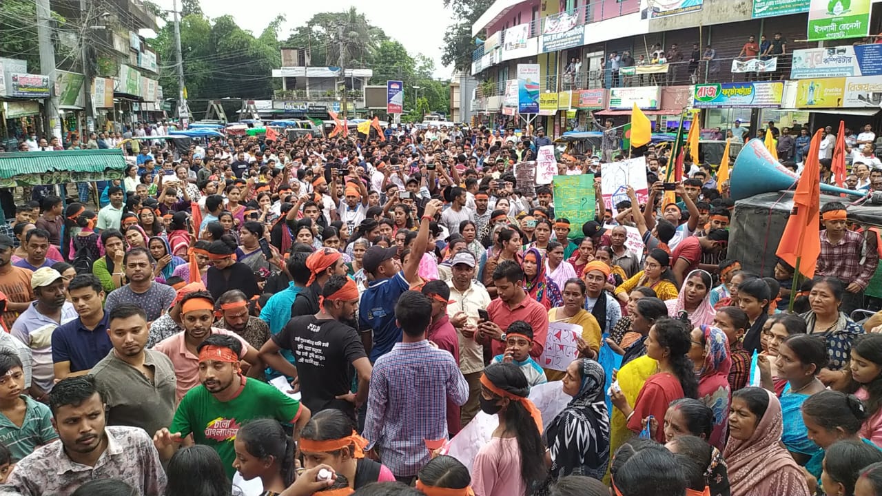 Protesters gather in Khagrachari town, demonstrating against attacks on the Hindu community and demanding justice and security. Photo: V7N